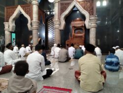 Pelaksanaan Sholat Idul Fitri di Masjid Agung Trenggalek Terapkan Prokes