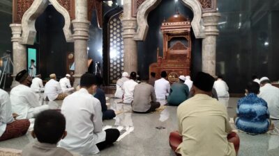 Pelaksanaan Sholat Idul Fitri di Masjid Agung Trenggalek Terapkan Prokes