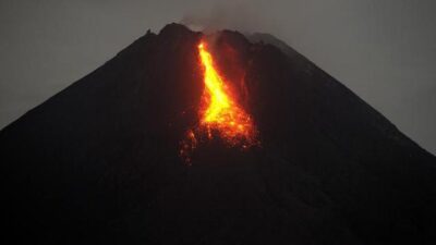 Gunung Merapi saat memuntahkan lava pijar dan awan panas