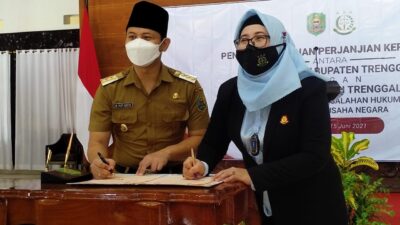 Bupati Trenggalek, Moch. Nur Arifin dan Kepala Kejaksaan Negeri Trenggalek, Darfiah, S.H. menandatangani MoU.