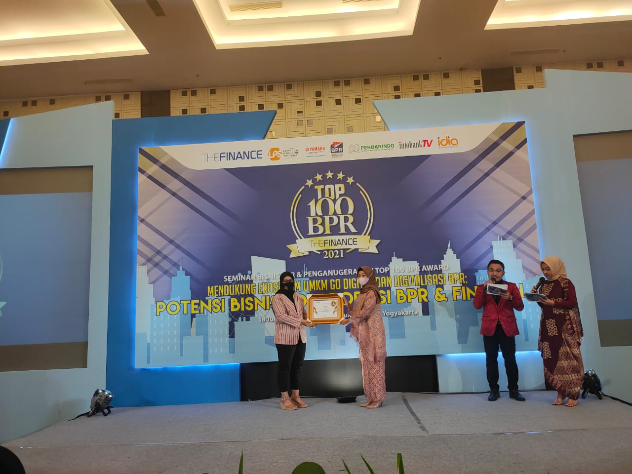 Dari Ribuan BPR Yang Ada Di Indonesia, BPR Jwalita Raih Penghargaan Dari The Finance