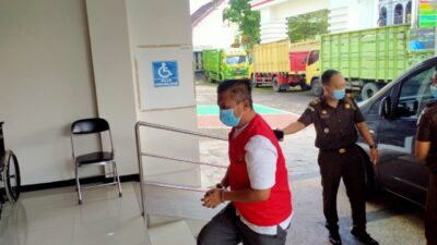 Terdakwa Perkara Tipikor, Gathot Purwanto ketika digiring petugas Kejari Trenggalek