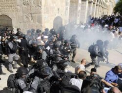 Penduduk Palestina Diusir Oleh Polisi Israel Saat Sholat Dzuhur di Al Aqsa