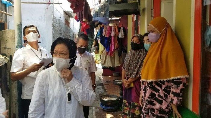 Menteri Sosial (Mensos), Tri Rismaharini blusukan ke perkampungan di Kota Tangerang untuk mengecek penyaluran Bantuan Sosial Tunai (BST), Rabu (28/7).