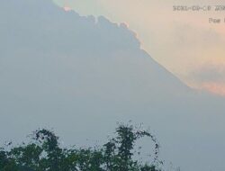 Gunung Merapi Kembali Erupsi, Sempat Luncurkan Awan Panas Sejauh 3,5 Km