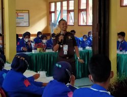 Kasi Intel Kejari Trenggalek Kenalkan Wawasan Hukum Pada Siswa SMA