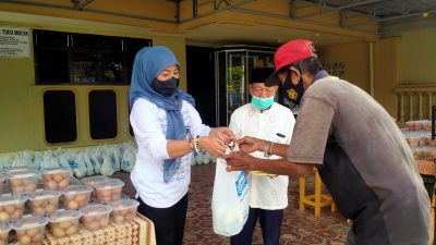 Bantu Warga Miskin dan Tukang Becak di Trenggalek, Srikandi Peduli dan Paguyuban Ibu-Ibu Bagikan Sayur dan Telur Gratis