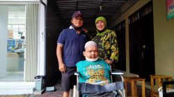 Istri Mantan Bupati Trenggalek Penny Sugiharti bersama Ahmad Sobirin selaku penerima bantuan modal usaha, Jum'at (29/10)/Foto: Herman