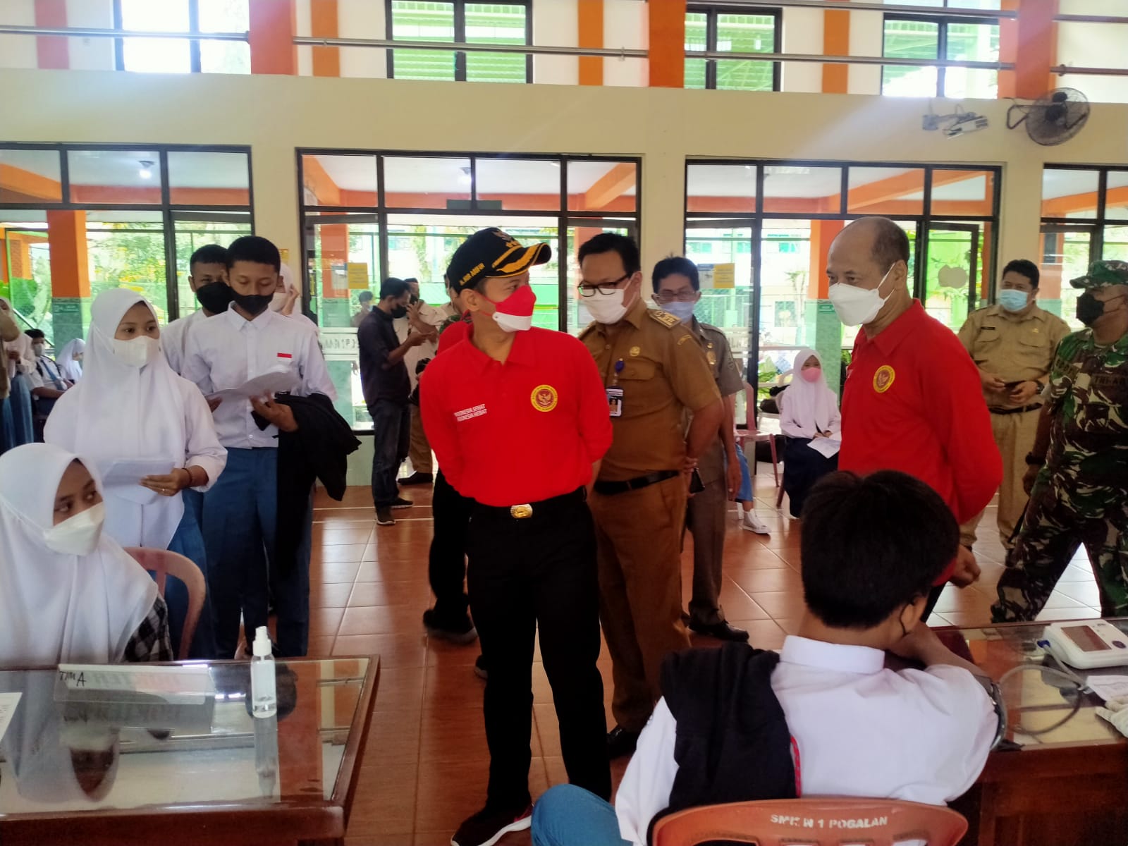 Bupati Trenggalek, Moch. Nur Arifin ketika meninjau vaksinasi massal di SMKN 1 Pogalan Trenggalek, Selasa (23/11)/Foto: Herman