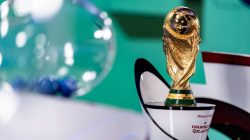 Trofi Piala Dunia FIFA dipamerkan selama Undian Play-Off Piala Dunia Qatar 2022