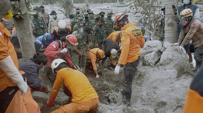 Evakuasi Korban Erupsi Gunung Semeru