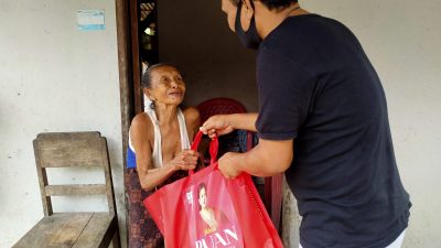 Puan Maharani Melalui Johan Budi Bagi-Bagi Beras Untuk Warga Trenggalek