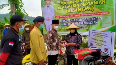 Bupati Arifin Salurkan Bantuan Alsintan Pada Poktan Trenggalek