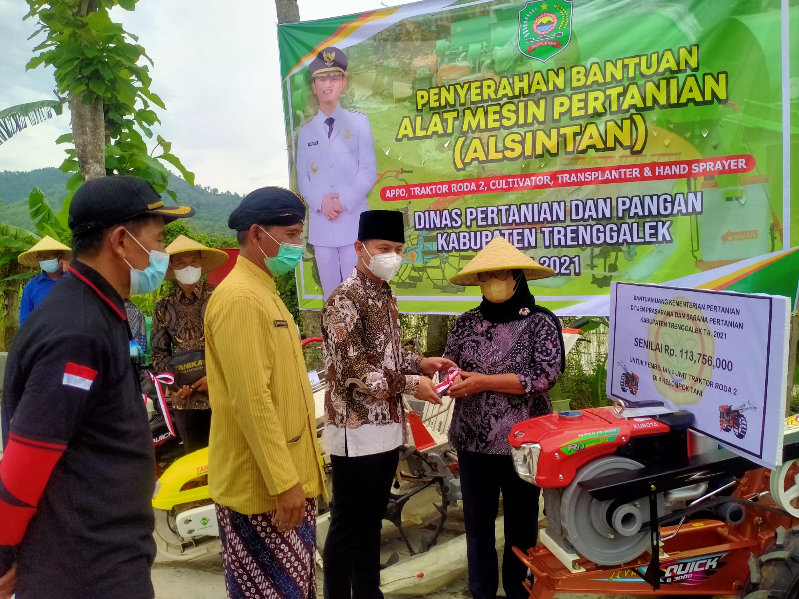 Bupati Arifin Salurkan Bantuan Alsintan Pada Poktan Trenggalek