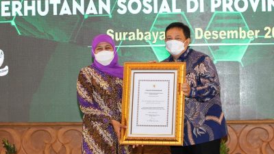 Gubernur Jatim Raih Penghargaan Dari Menteri LHK Atas Pembinaan Masyarakat Perhutanan Sosial
