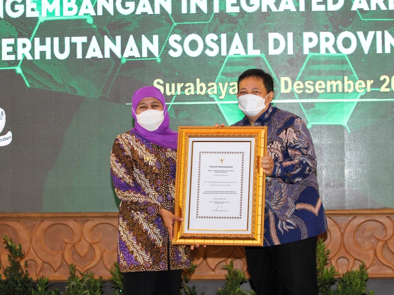 Gubernur Jatim Raih Penghargaan Dari Menteri LHK Atas Pembinaan Masyarakat Perhutanan Sosial