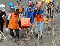 Petugas Evakuasi Korban Erupsi Semeru Hentikan Sementara Proses Pencarian Karena Aktivitas Gunung Meningkat