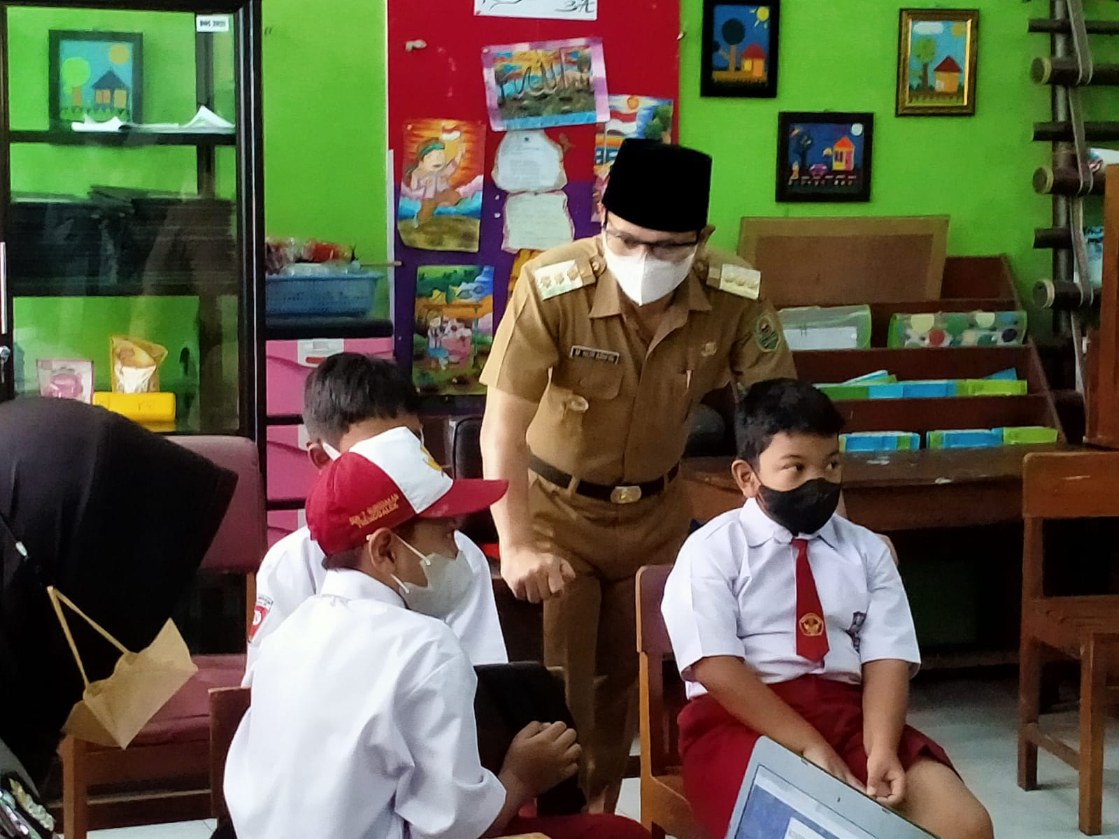 Bupati Arifin Tinjau Lounching Vaksinasi Siswa SD di Trenggalek