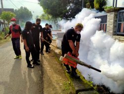 Cegah Kasus Demam Berdarah, Dinkes dan Satgas DPC PDIP Trenggalek Lakukan Fogging di Jatiprahu