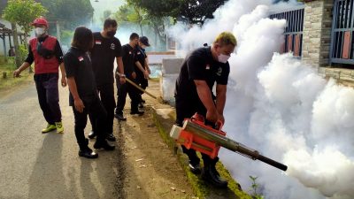 Cegah Kasus Demam Berdarah, Dinkes dan Satgas DPC PDIP Trenggalek Lakukan Fogging di Jatiprahu