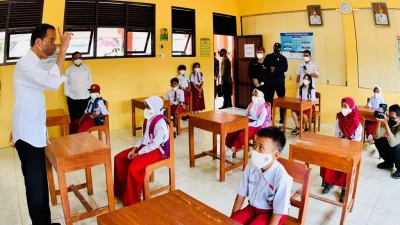 Monitoring Lapangan, Presiden Jokowi Tinjau Langsung Vaksinasi Anak di Grobogan