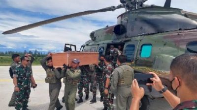Tiga Jenazah Prajurit TNI Yang Gugur di Papua Diterbangkan Ke Kampung Halaman