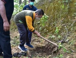 Dukung Pengembangan Desa Wisata Kampung Lodho, PJ Sekda dan Direktur RSUD Trenggalek Tanam Pohon