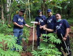Jaga Kelestarian Alam, Kesbangpol dan Parpol Tanam Pohon di Seputar Makam Kanjeng Jimat