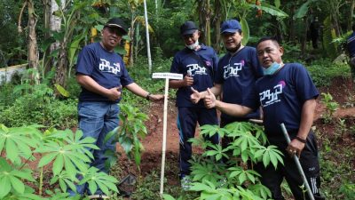 Jaga Kelestarian Alam, Kesbangpol dan Parpol Tanam Pohon di Seputar Makam Kanjeng Jimat