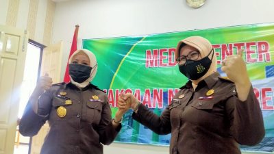 Masnur (kiri) selaku Kepala Kejaksaan Negeri Trenggalek yang baru, bersama Darfiah (kanan) selaku Kepala Kejaksaan Negeri Trenggalek yang lama, dalam kegiatan 'Pisah Sambut Kajari Trenggalek', Kamis (10/3/2022)/Foto: Kanaltujuh.com