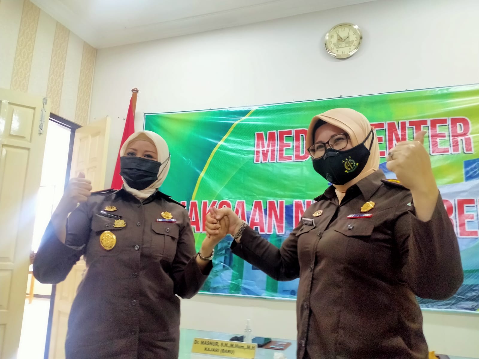 Masnur (kiri) selaku Kepala Kejaksaan Negeri Trenggalek yang baru, bersama Darfiah (kanan) selaku Kepala Kejaksaan Negeri Trenggalek yang lama, dalam kegiatan 'Pisah Sambut Kajari Trenggalek', Kamis (10/3/2022)/Foto: Kanaltujuh.com