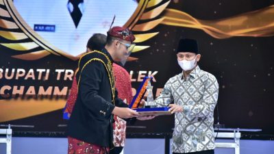 Bupati Arifin Raih Penghargaan Dari JTV