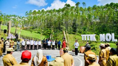 Presiden Jokowi Bersama Para Gubernur Satukan Tanah dan Air di Titik Nol IKN