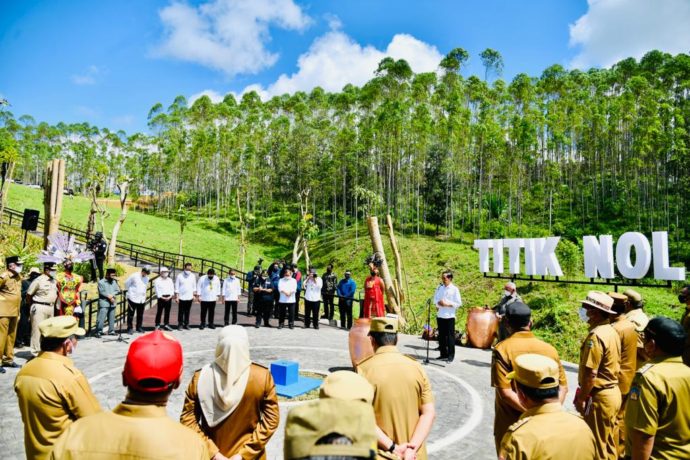 Presiden Jokowi Bersama Para Gubernur Satukan Tanah dan Air di Titik Nol IKN