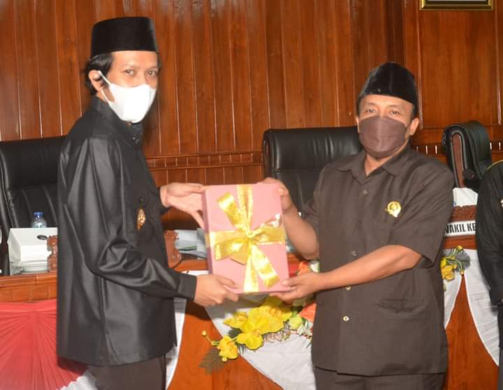 Wabup Trenggalek Sampaikan Raperda Pertanggung Jawaban APBD 2021