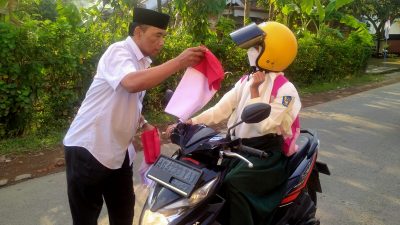 JPM Trenggalek Bagikan 500 Bendera Merah Putih Pada Masyarakat