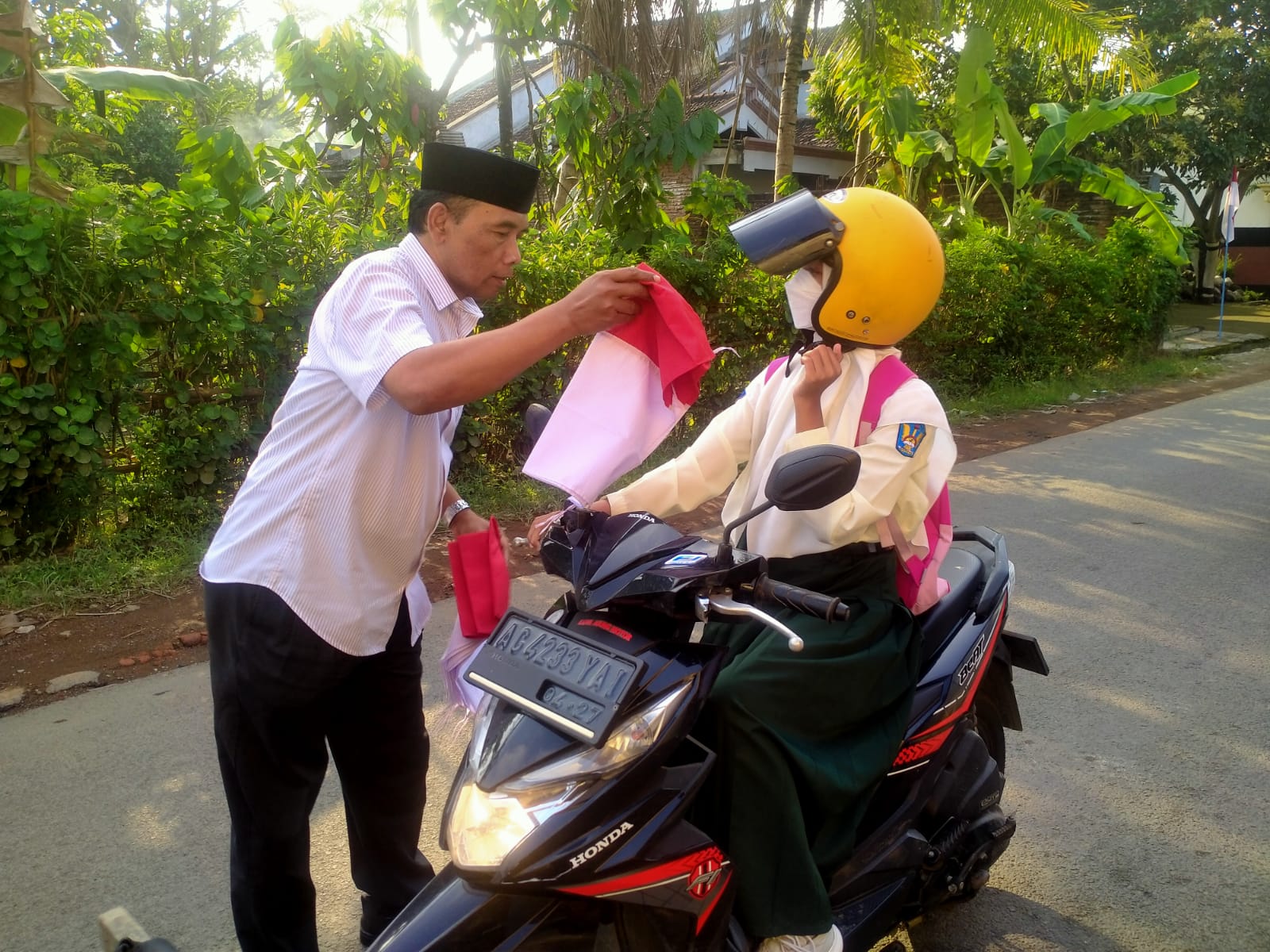 JPM Trenggalek Bagikan 500 Bendera Merah Putih Pada Masyarakat