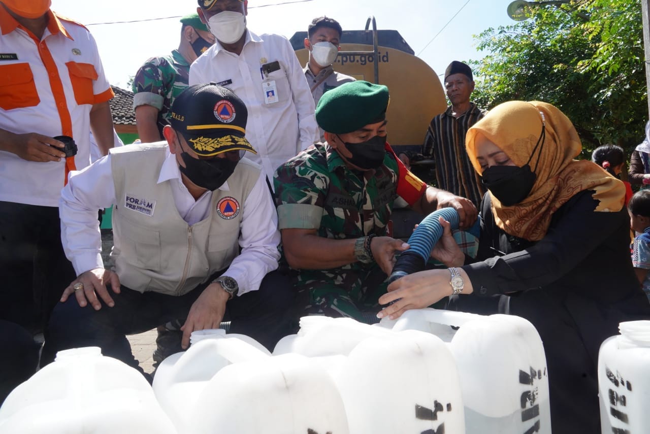 Bupati Mojokerto Pimpin Penyerahan Bantuan Air Bersih