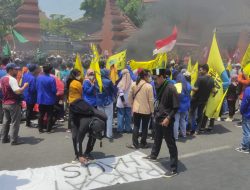 Mahasiswa Mojokerto Blokade Jalan Nasional, Bakar Ban dan Desak Sekda Teken Nota Penolakan Kenaikan BBM