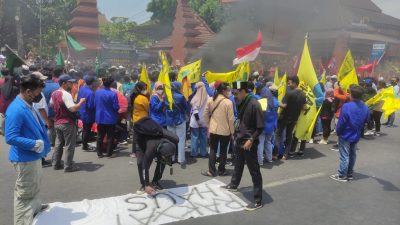 Mahasiswa Mojokerto Blokade Jalan Nasional, Bakar Ban dan Desak Sekda Teken Nota Penolakan Kenaikan BBM