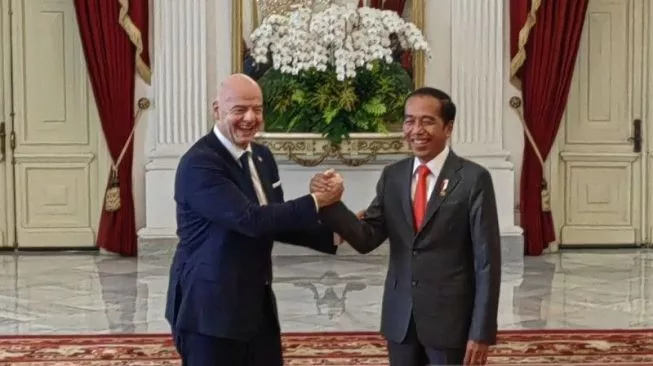 Presiden RI Joko Widodo berjabat tangan dengan perwakilan FIFA Gianni Infantino membahas terkait sepakbola Indonesia dan Piala Dunia U-20 di Indonesia