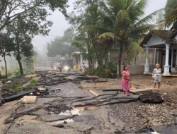 Akibat Diterjang Arus Banjir, Jalan Raya Pogalan Rusak Parah