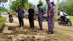 Komisi III DPRD Trenggalek Tinjau Kerusakan Jalan Raya Pogalan Akibat Banjir