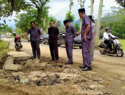 Komisi III DPRD Trenggalek Tinjau Kerusakan Jalan Raya Pogalan Akibat Banjir