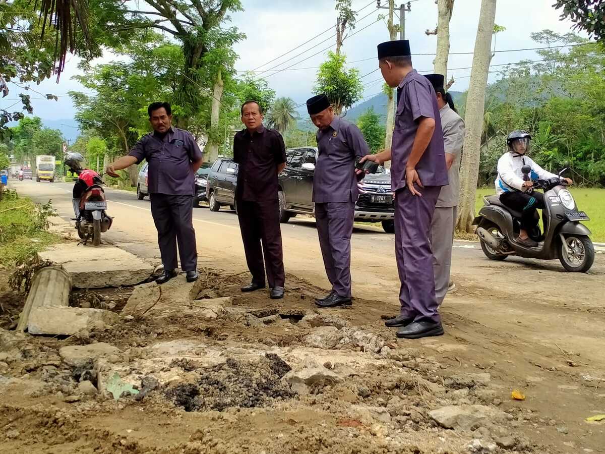 Komisi III DPRD Trenggalek Tinjau Kerusakan Jalan Raya Pogalan Akibat Banjir