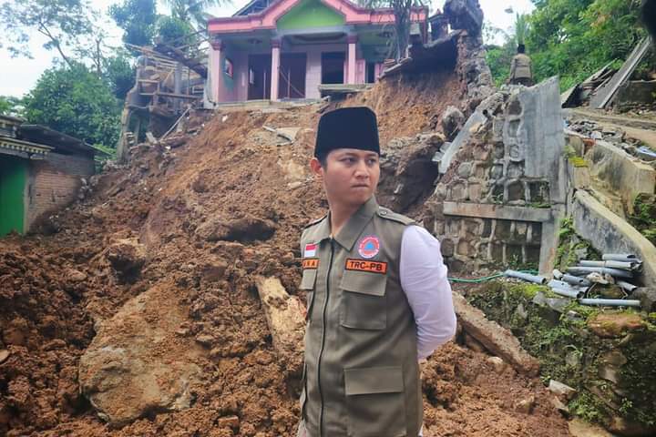 Akibat Tanah Gerak, Bupati Arifin Pastikan Relokasi Terhadap 14 Rumah