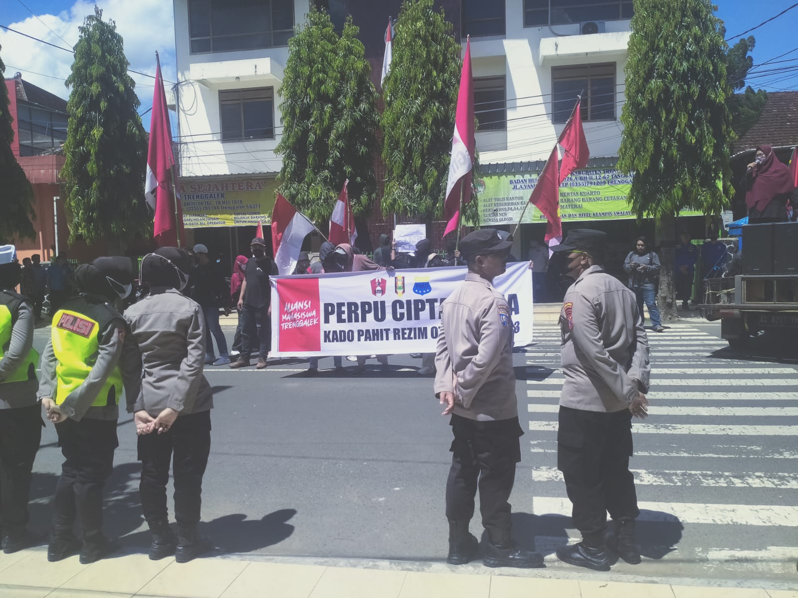 Aliansi Mahasiswa Trenggalek Demo Tolak Perppu Cipta Kerja