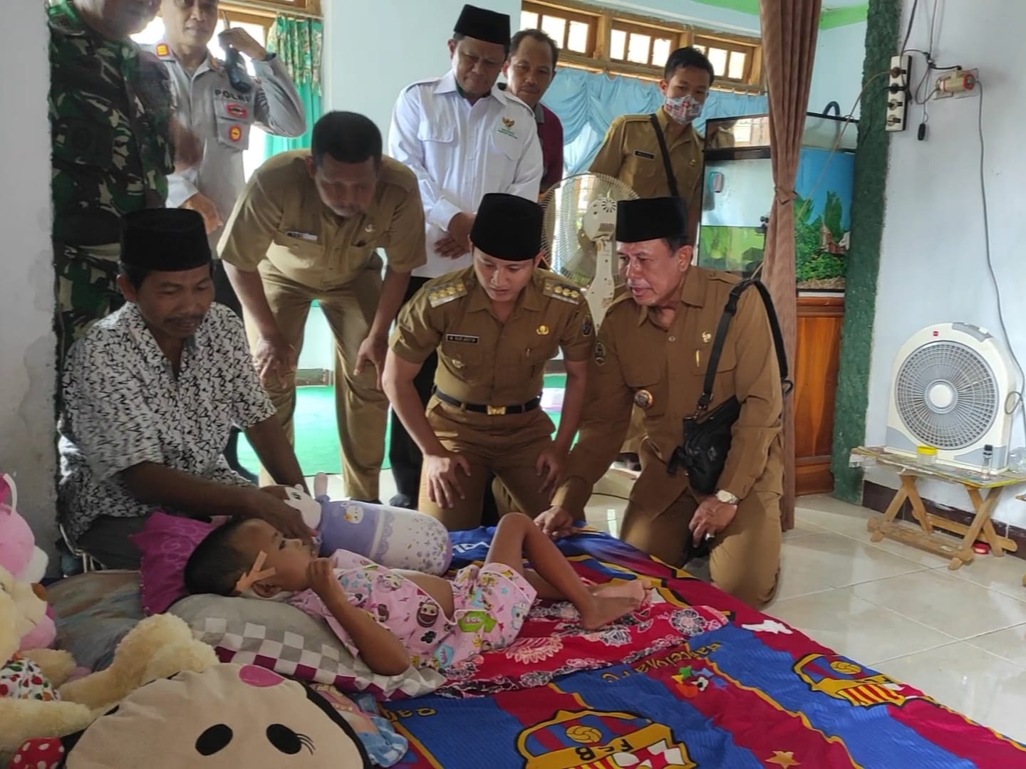 Bupati Arifin Jenguk Kahla Korban Peluru Nyasar