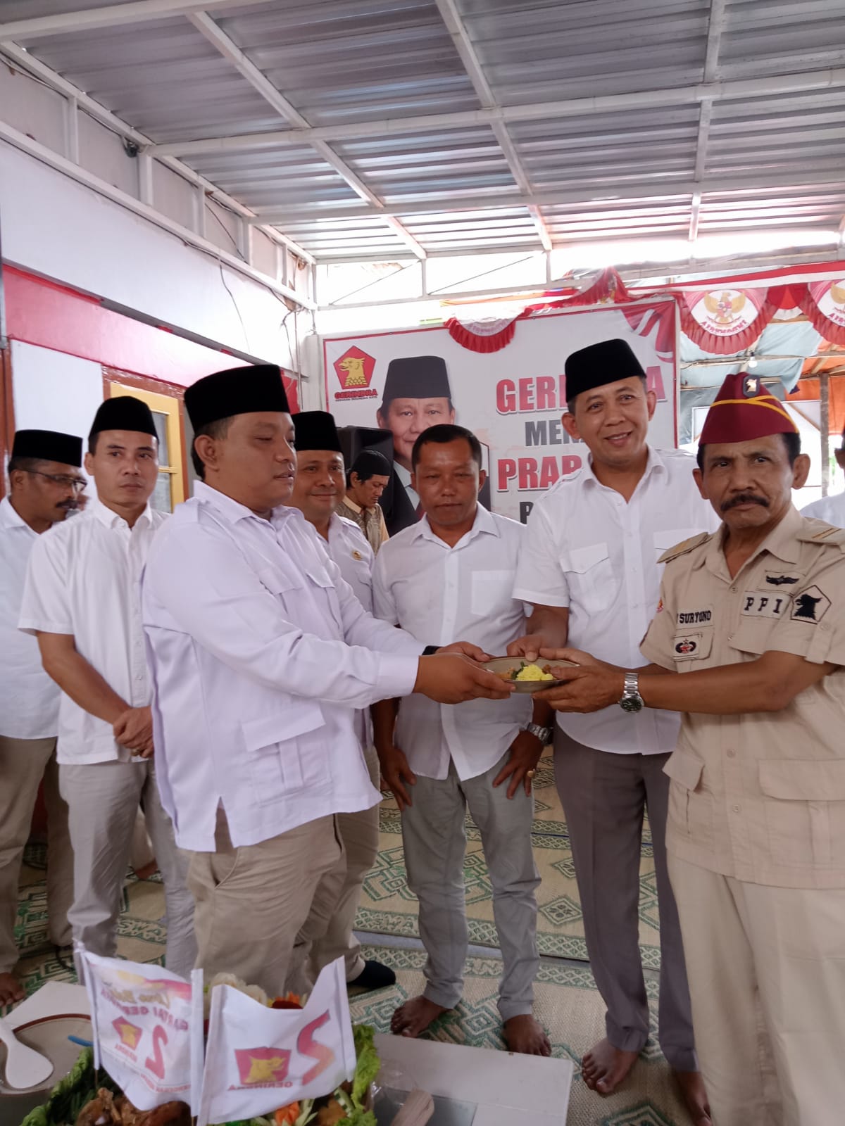 Ultah Gerindra Ke-15 di Trenggalek Ditutup Dengan Potong Tumpeng dan Pembagian Hadiah Paket Sembako