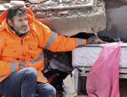 Gempa Turki, Sang Ayah Pegang Tangan Anak Yang Tertimbun Reruntuhan